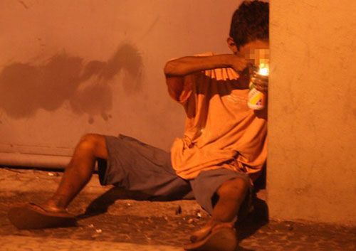 A INDÚSTRIA DA DROGA E AS POLÍTICAS REPRESSIVAS